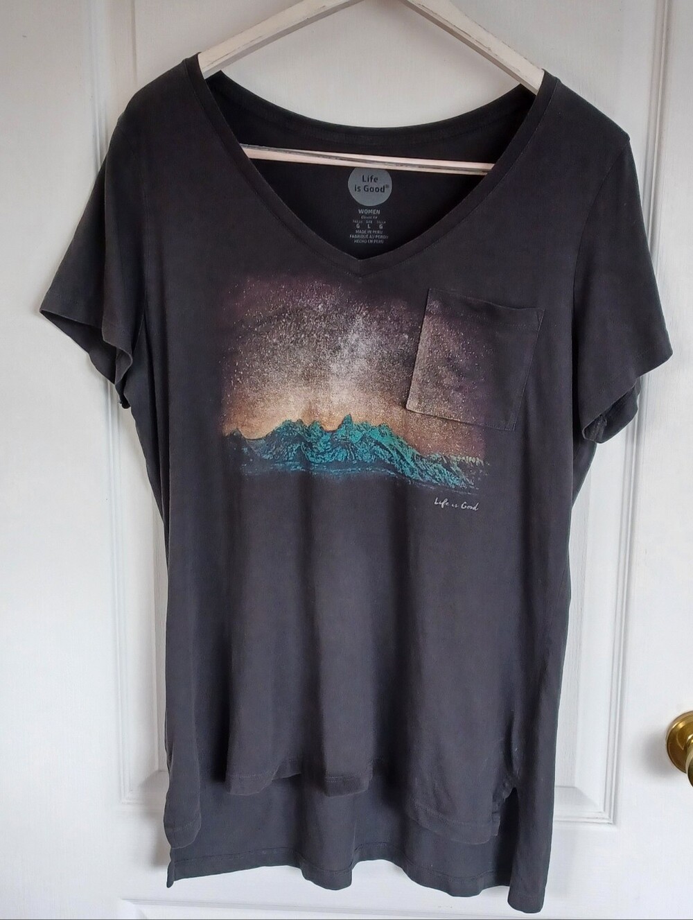 LIFE IS GOOD WOMEN'S CLASSIC FIT POCKET TEE HIGH-LOW HEM MOUNTAIN GRAPHIC LARGE